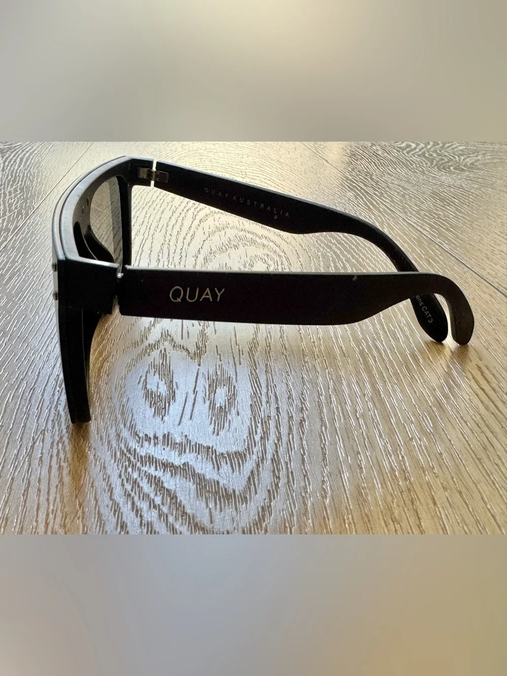 QUAY x KYLIE Limited Ed Sunglasses + Original Protective Pouch